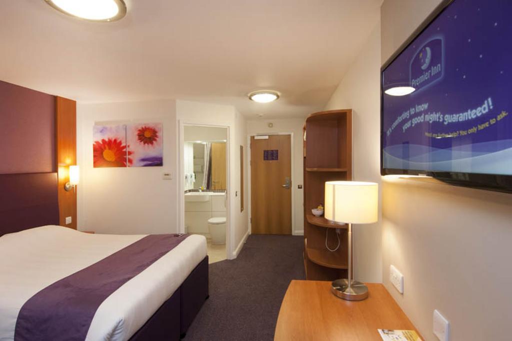 Premier Inn Kidderminster Bagian luar foto